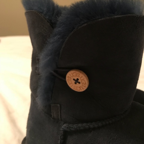 Short Bailey Button UGGs - Picture 5 of 8